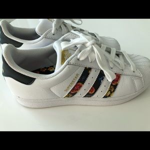 Floral print superstars